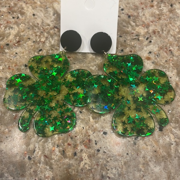 NEW  CLEAR RESIN CONFETTI CLOVER DANGLE EARRINGS - Picture 4 of 5